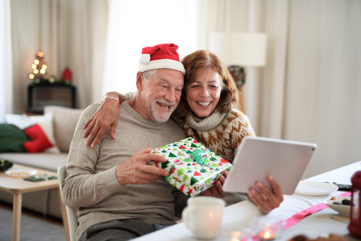 How to Adapt Gifts for Parents in Memory Care